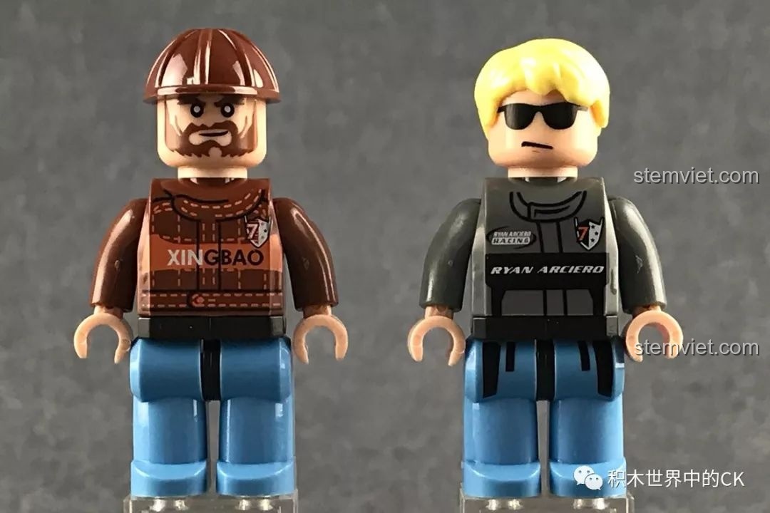 Hai nhân vật minifigure của bộ Xe Jeep dã chiến 03024: tài xế và thợ sửa xe với trang phục chi tiết.