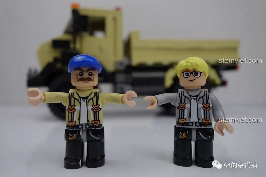 Hai minifigure tài xế và phụ xe sau khi được lắp ráp hoàn chỉnh, đứng trước xe tải Unimog.