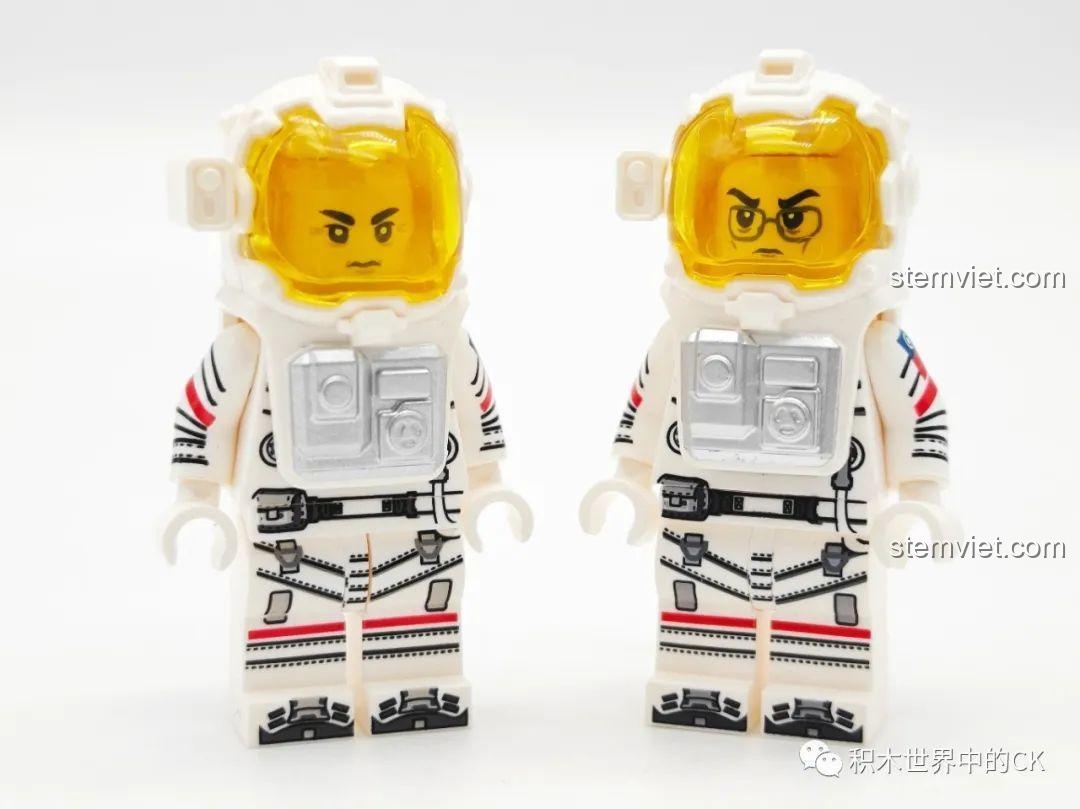 Hai minifigure phi hành gia đi kèm trong bộ xếp hình Mô Phi hành gia Lưu Lạc Địa Cầu 2, chi tiết in sắc nét.