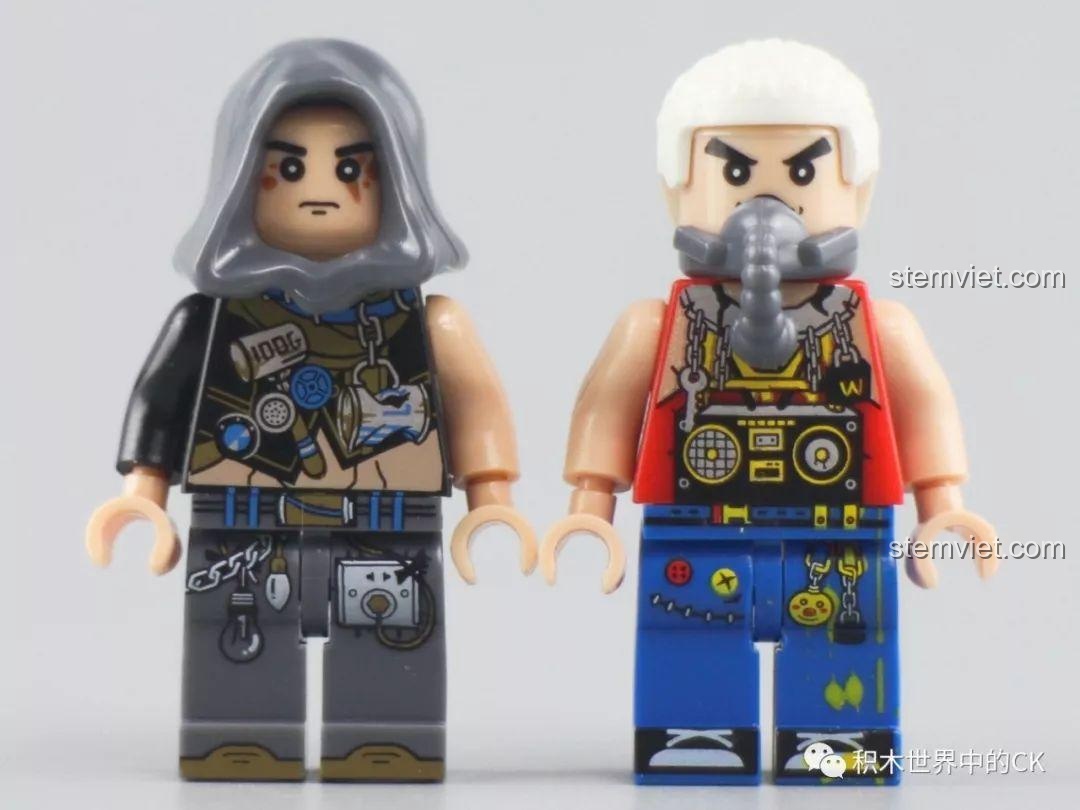 Hai minifigures của bộ Winner 8054: Chiến Binh Mũ Trùm và Kẻ Sống Sót Mặt Nạ đứng cạnh nhau.