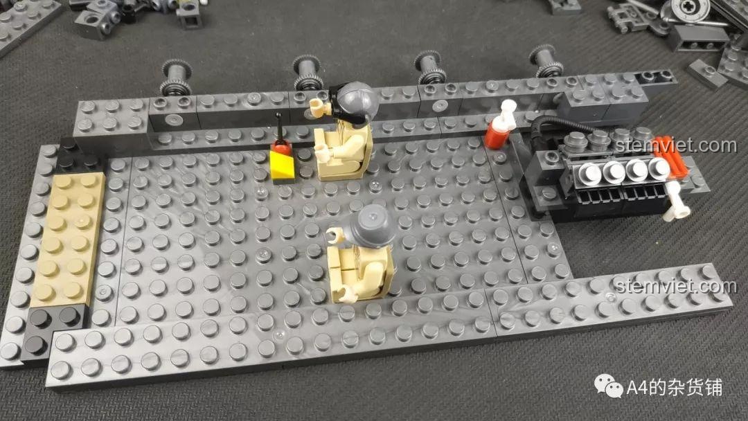 Hai minifigures lính tăng Đức sau khi lắp ráp, với chi tiết in trên thân và biểu cảm khuôn mặt độc đáo.