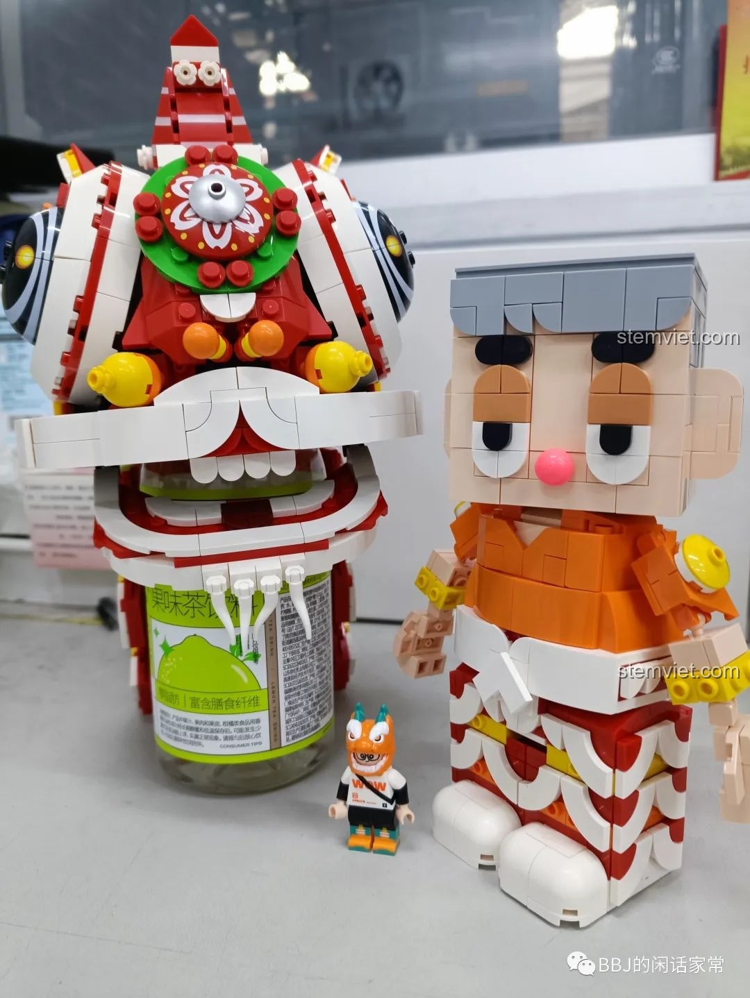 Nhân vật DOKI và đầu lân hoàn chỉnh, sẵn sàng để lắp ráp thành mô hình cuối cùng.