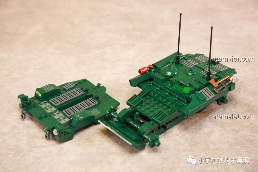 Mô hình S-Tank M38-B1010 được lắp ráp thành hai phần thân trên và thân dưới trước khi ghép lại với nhau.