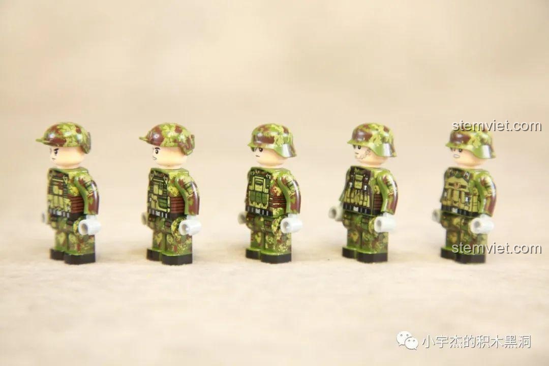 Hai phiên bản màu của mô hình Panlos Brick được đặt cạnh nhau để người xem lựa chọn.