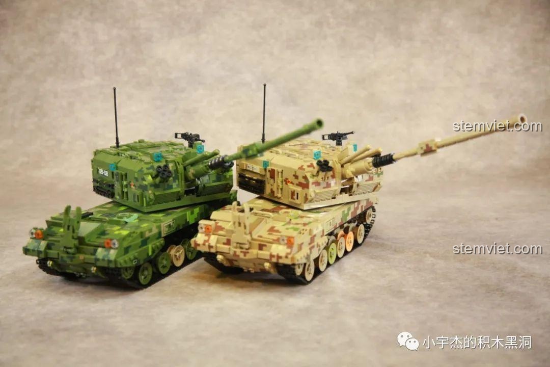 Hai phiên bản pháo tự hành Panlos đối đầu nhau, thể hiện sự đa dạng trong thiết kế.