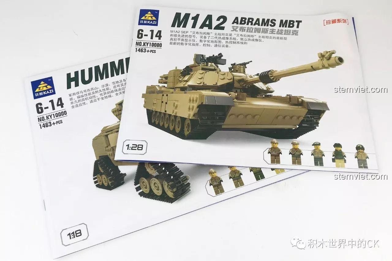 Hai quyển sách hướng dẫn lắp ráp đi kèm bộ KAZI KY10000, một cho xe tăng và một cho xe Hummer.