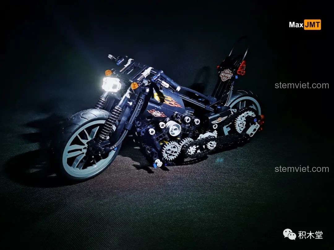 Mô hình Harley Knuckle Chopper 50024 với đèn pha LED chiếu sáng trong bóng tối, tạo vẻ đẹp ấn tượng.