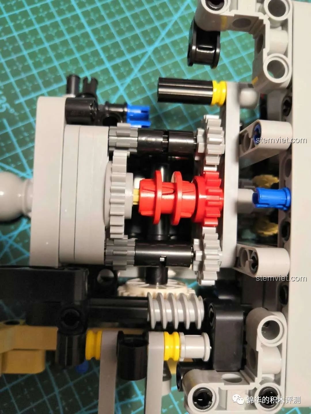Cận cảnh hệ thống bánh răng bên trong hộp số của bộ lắp ráp Xe bọc thép chở quân Marauder.