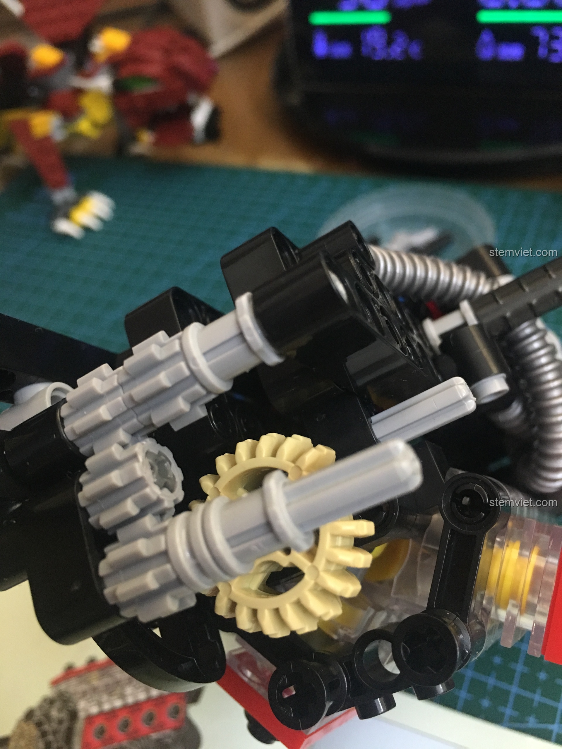Cận cảnh hệ thống bánh răng truyền động phức tạp của mô hình Technic Lazareth LM847.