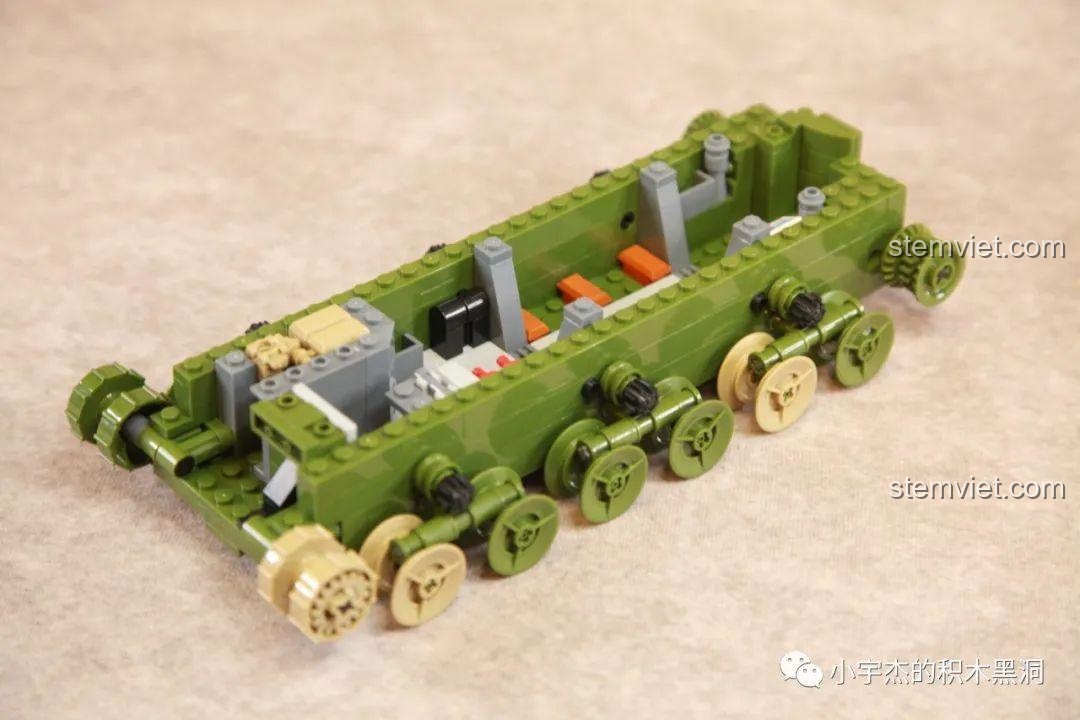 Góc nhìn từ trên cao xuống hệ thống bánh xe của bộ lắp ghép Panlos Brick 688005.