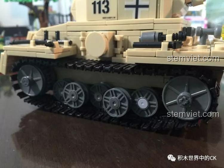 Cận cảnh hệ thống bánh xích lắp ráp từng mắt của đồ chơi xây dựng Xe tăng Panzer III Ausf. G KAZI xịn giá rẻ.