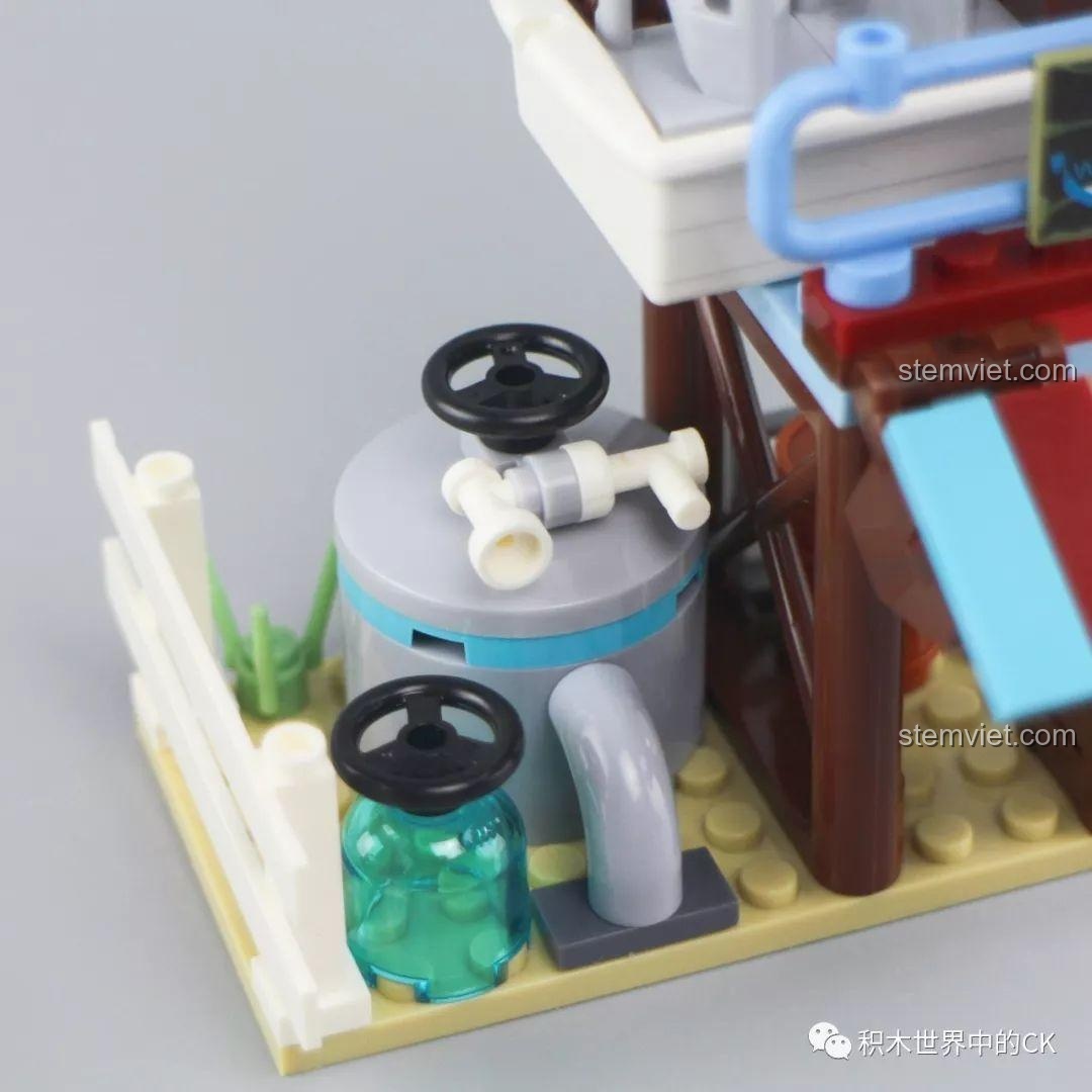 Chi tiết hệ thống bình lọc và van nước trong bộ đồ chơi Trạm Lọc Nước Sinh Tồn 8054.