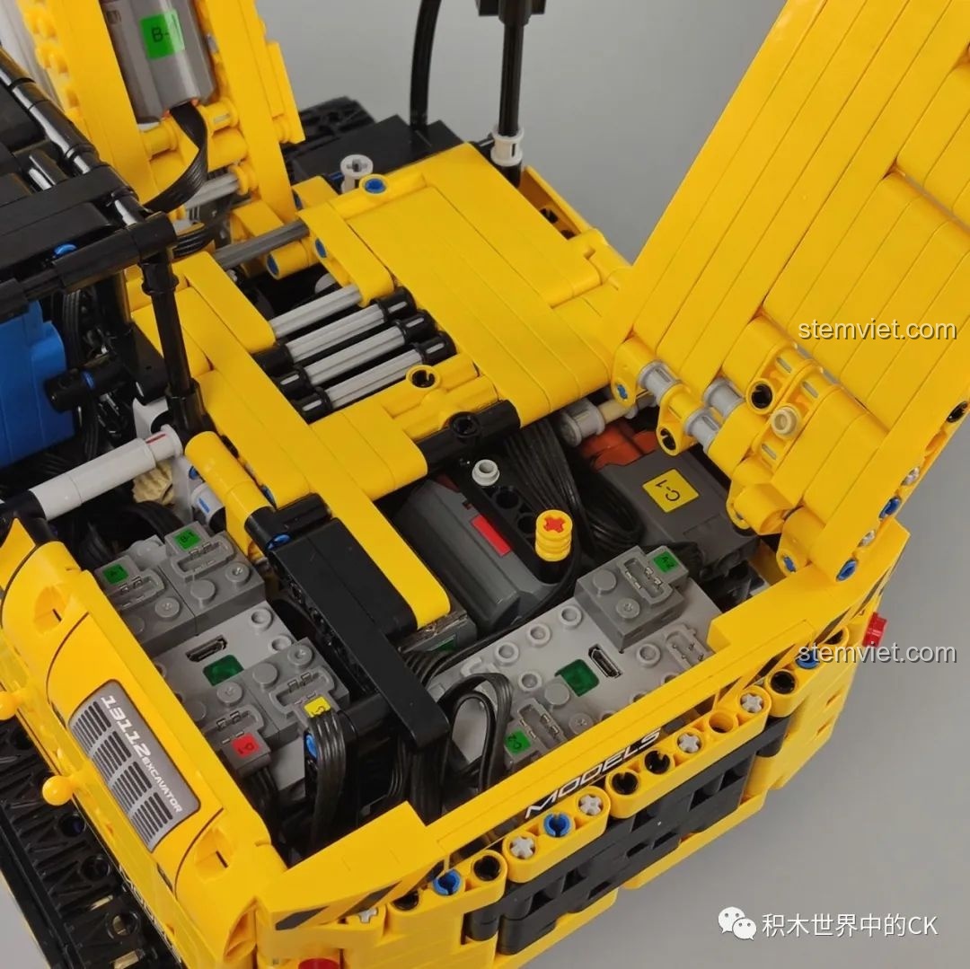 Hệ thống động cơ và hộp pin được bố trí gọn gàng bên trong khoang máy của Mould King 13112.