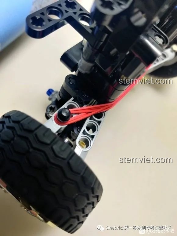 Cận cảnh hệ thống giảm xóc và bánh xe của CaDA C61022 Mazda RX-7 FC3S, với lò xo kép.