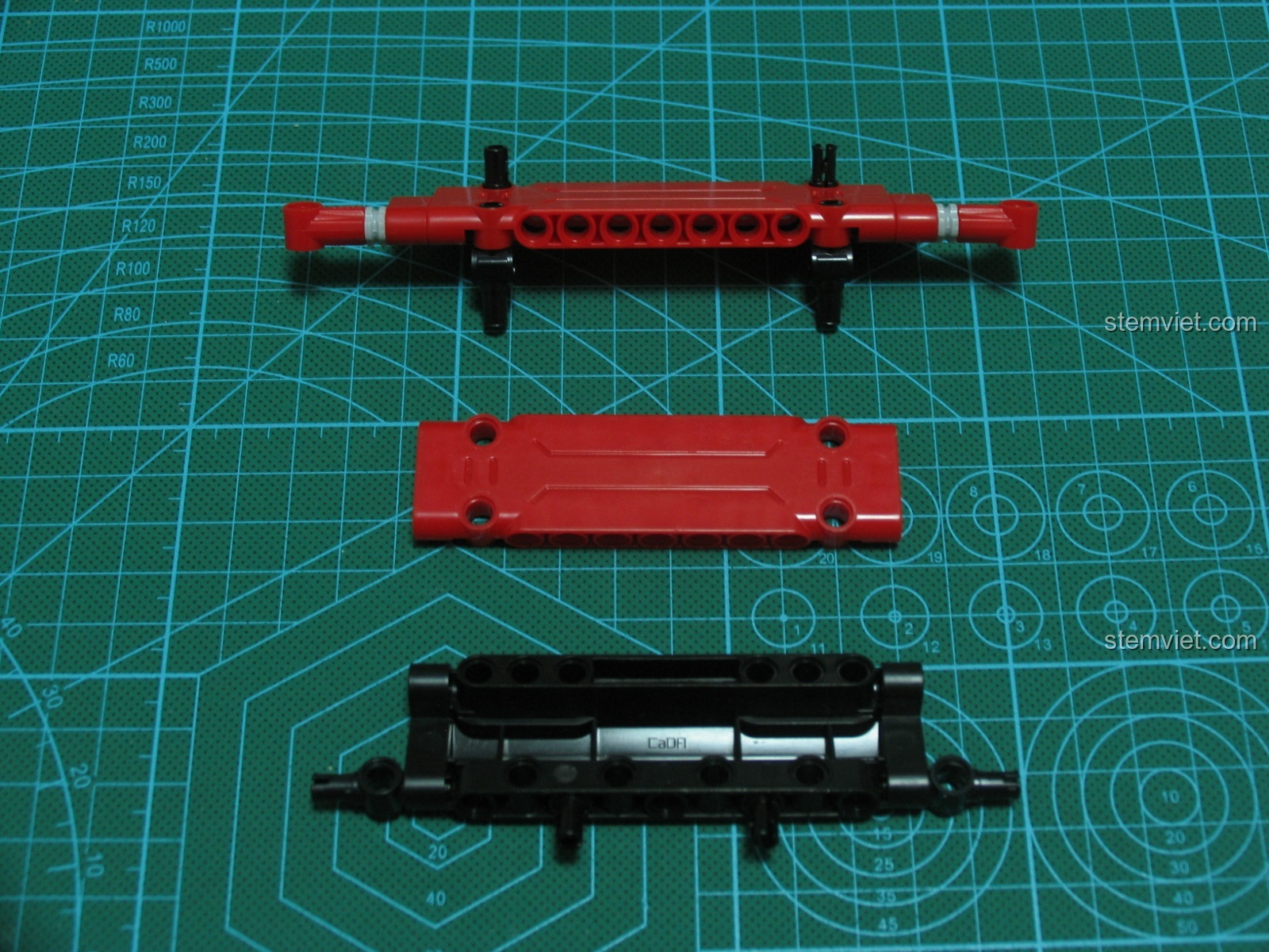 Hình ảnh hệ thống giảm xóc sau của xe bán tải CaDA C51005 đang hoạt động, thể hiện khả năng nhún nhảy linh hoạt.