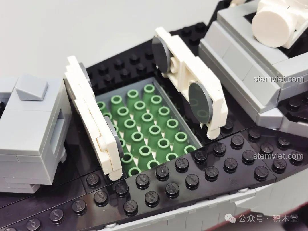 Hệ thống phóng tên lửa thẳng đứng (VLS) trên mô hình Tàu khu trục GUDI 8028, có thể mở nắp.