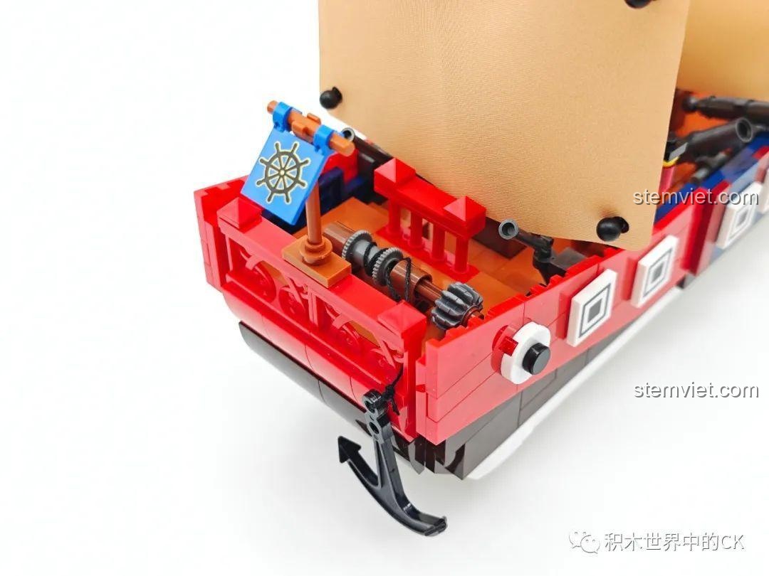 Hệ thống tời neo trên boong tàu của mô hình Thuyền chiến kiểu cổ, thể hiện sự chi tiết trong thiết kế.