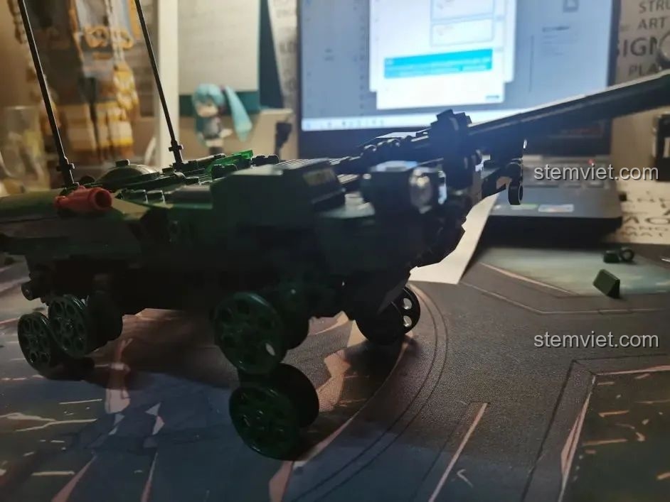 Hệ thống treo độc đáo của đồ chơi lắp ghép Cỗ máy chiến tranh Bắc Âu B1010 đang được nâng lên.