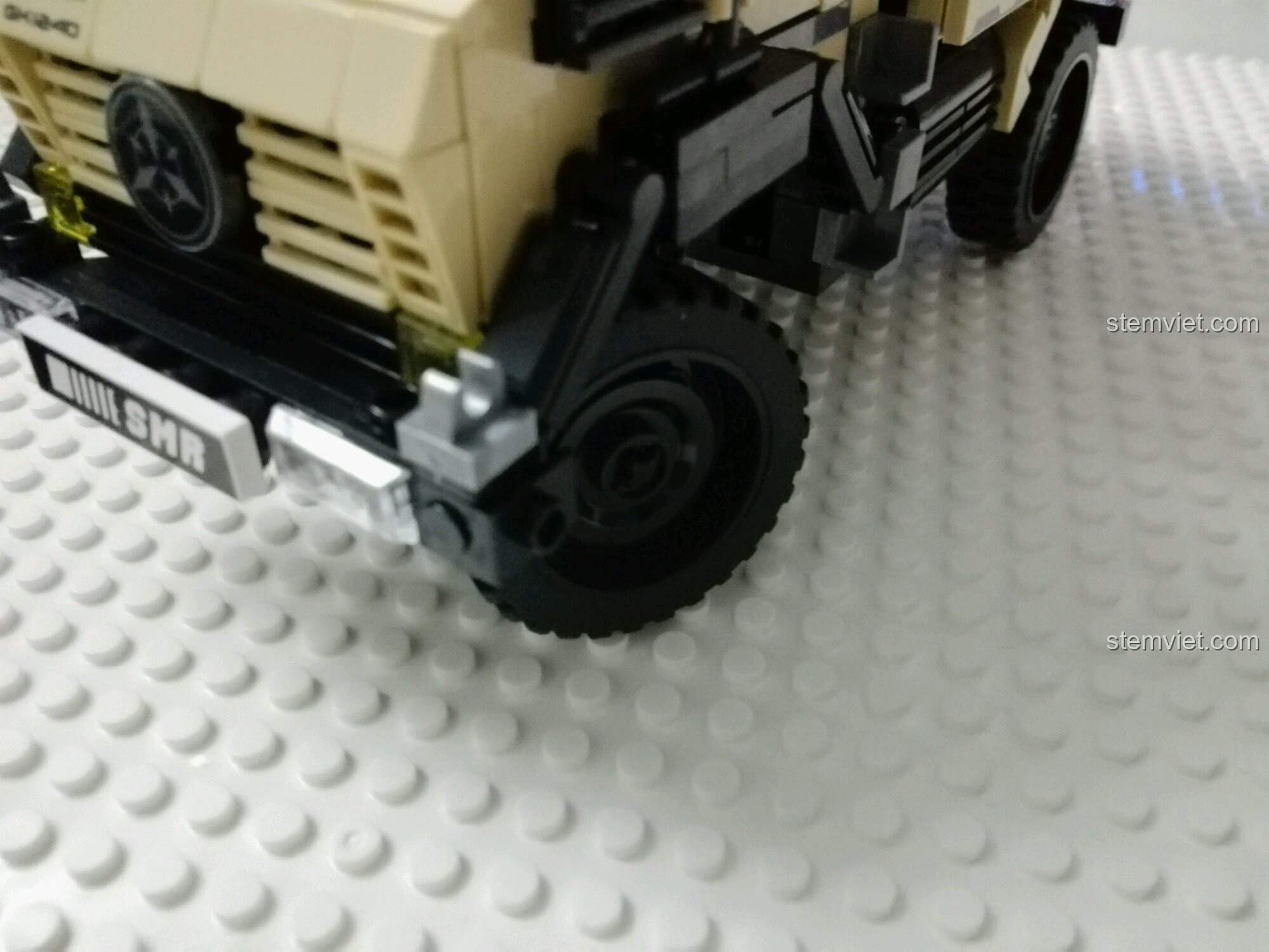 Hệ thống treo độc lập ở cầu sau của xe tải Unimog, sử dụng dây thun để tạo độ nhún.