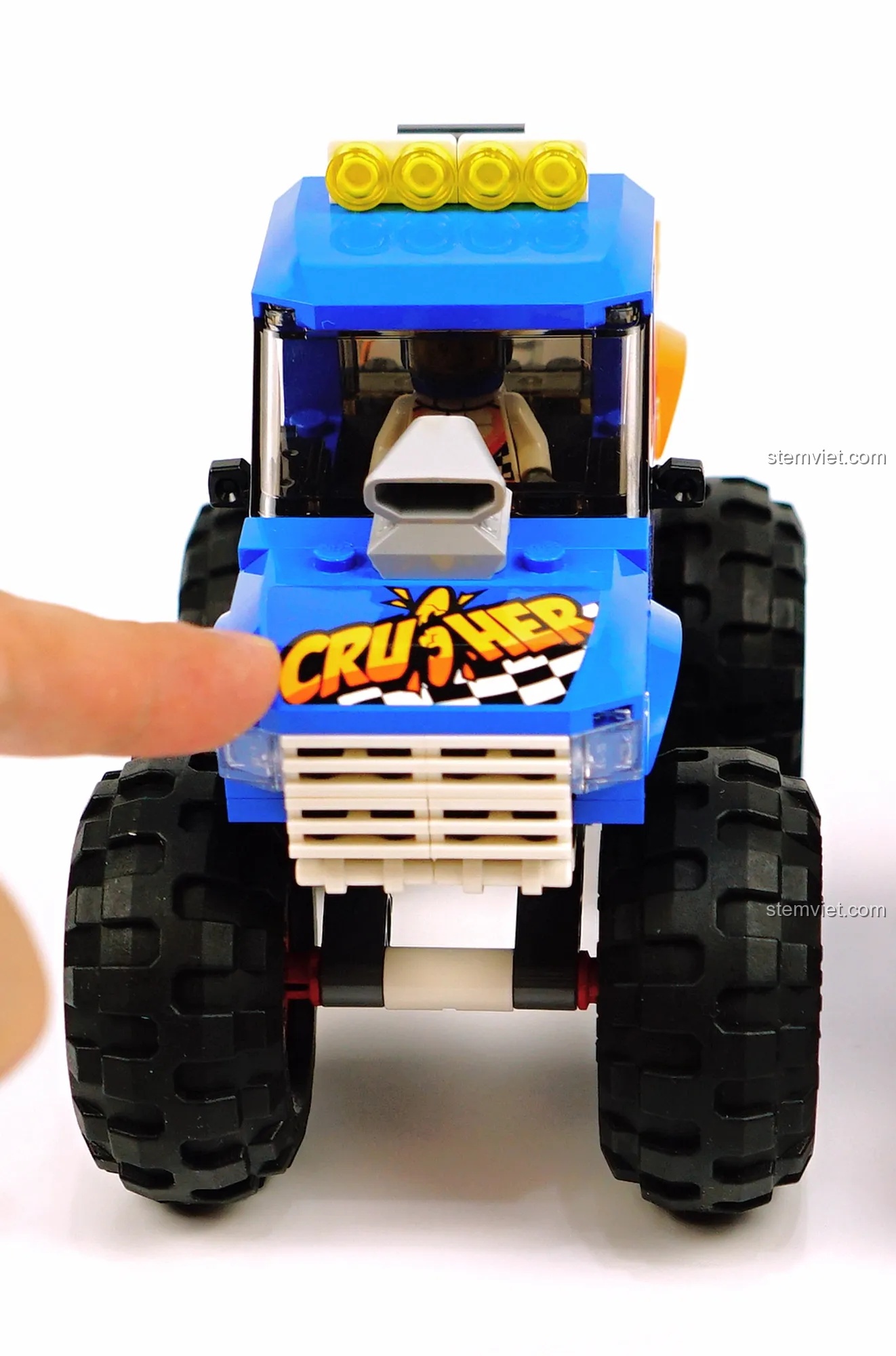 Hệ thống treo độc lập của đồ chơi lắp ghép Xe Monster Truck XB03025 hoạt động hiệu quả.