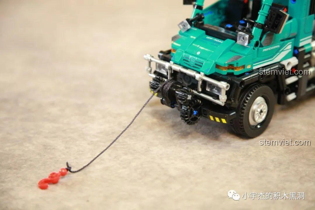 Kiểm tra hệ thống treo và giảm xóc của Xe tải công trình Unimog U400 SEMBO Block 720900, cho thấy độ đàn hồi tốt.