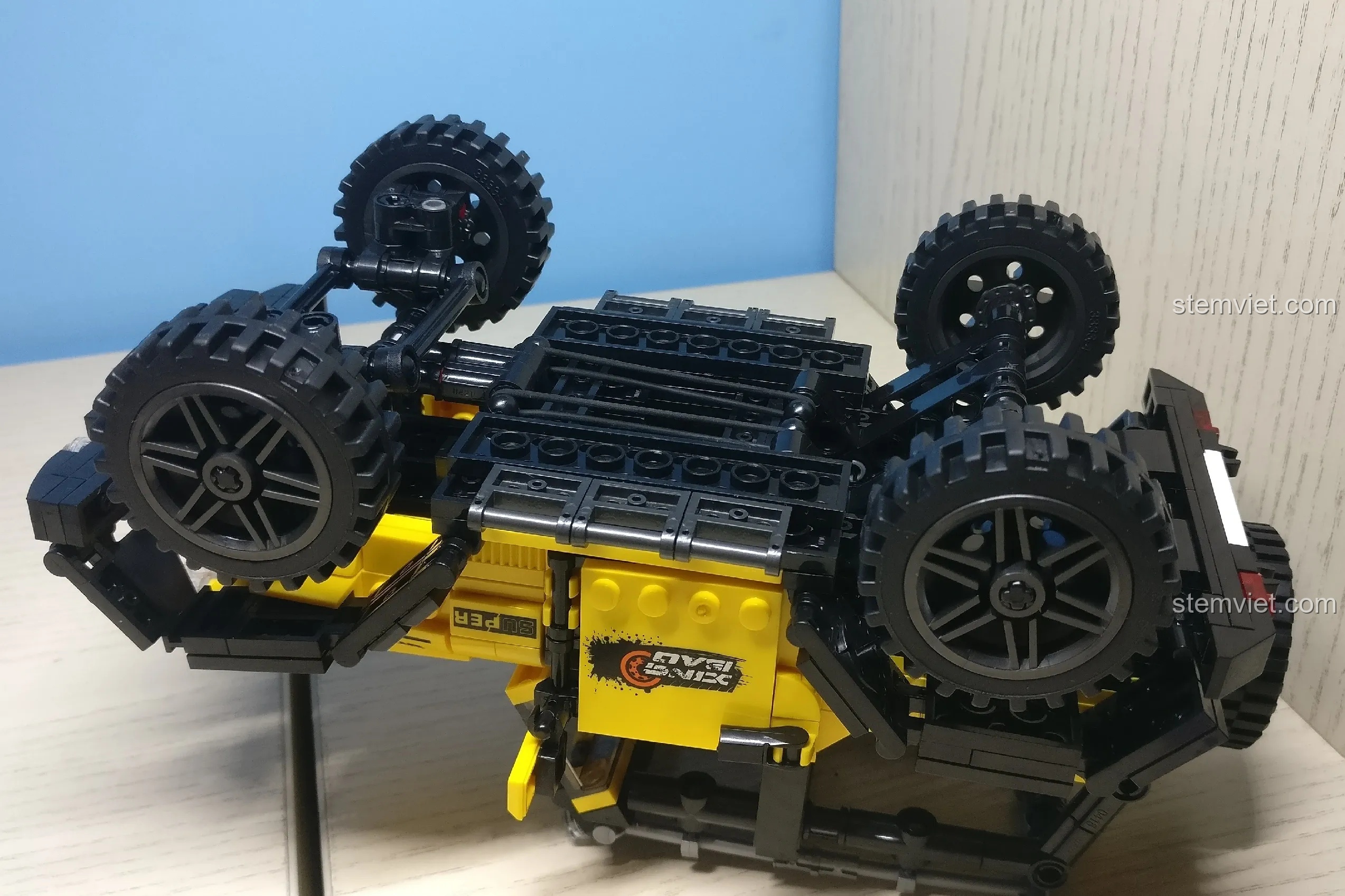 Hệ thống treo và giảm xóc của bộ đồ chơi xếp hình Xingbao XB-03024, sử dụng dây chun để tạo độ đàn hồi.