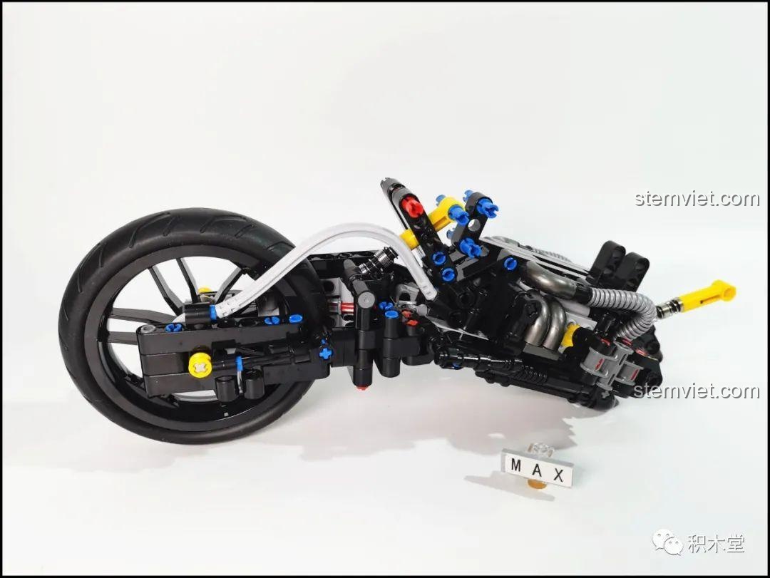 Khung xe của mô hình Leier 50008 Mô tô BMW R1200GS Rallye với hệ thống treo đặc biệt đang được lắp ráp.