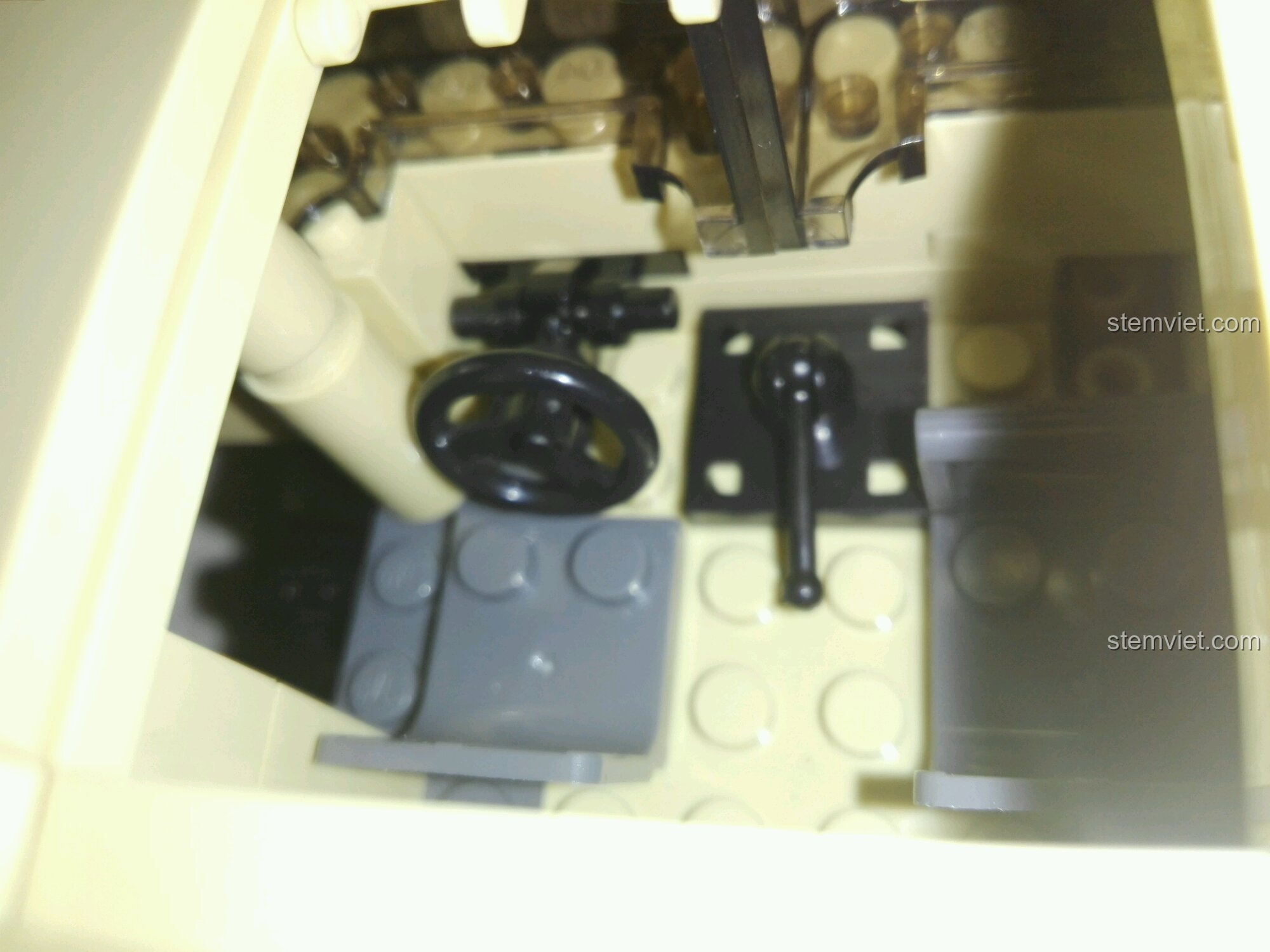 Hệ thống treo thanh cân bằng của xe tải Unimog XB-03026 đang hoạt động, cho thấy khả năng vượt địa hình.