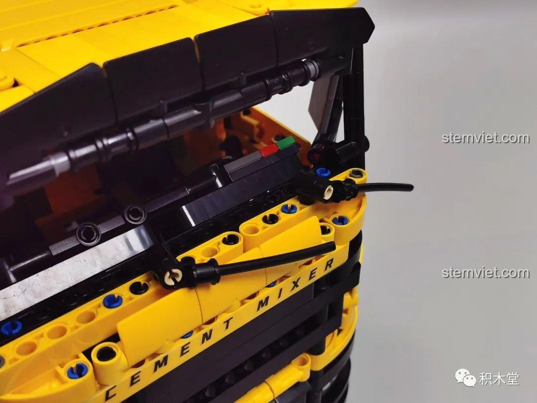 Hệ thống xuất liệu và thang leo lên thùng trộn của mô hình Xe Trộn Bê Tông Tycole T4005.