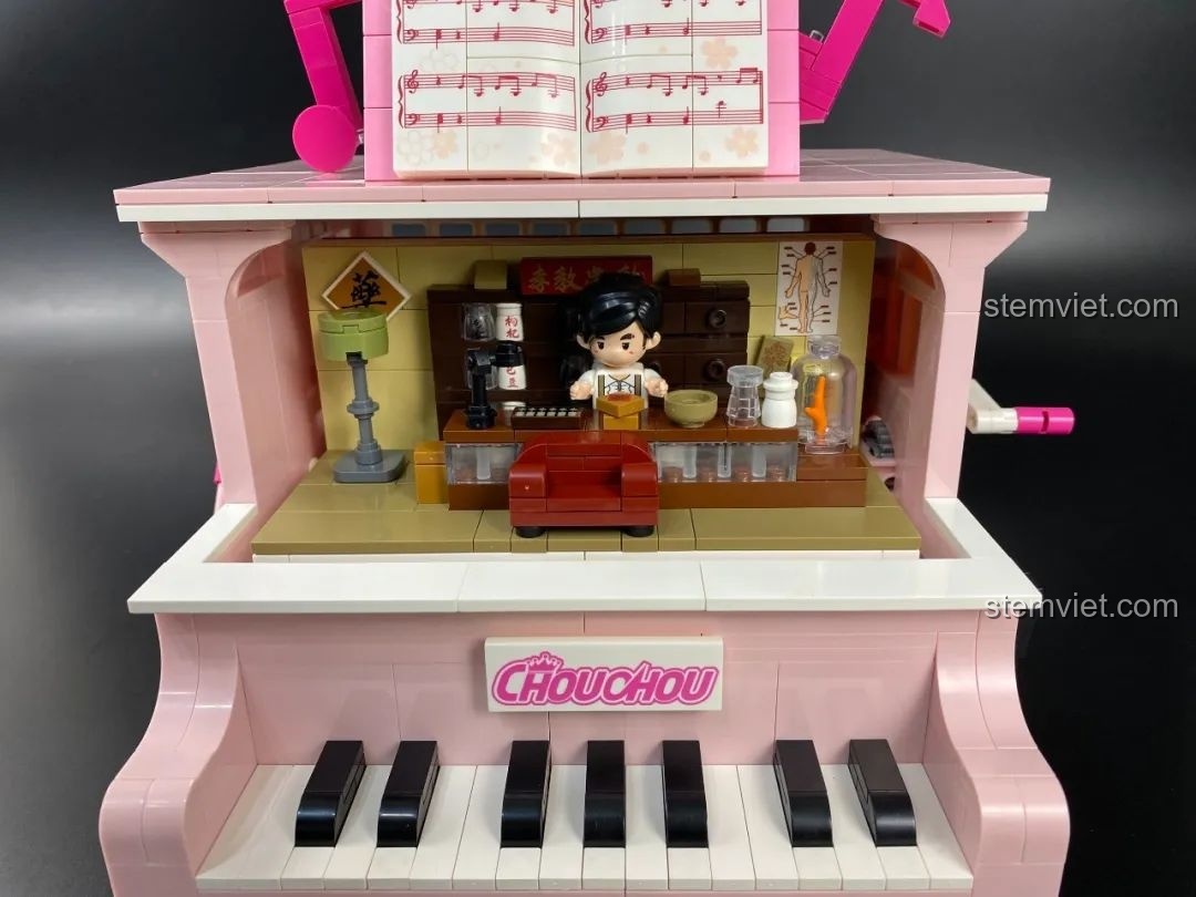 Đàn piano Keeppley DZ0155 đang hiển thị bối cảnh văn phòng thám tử.