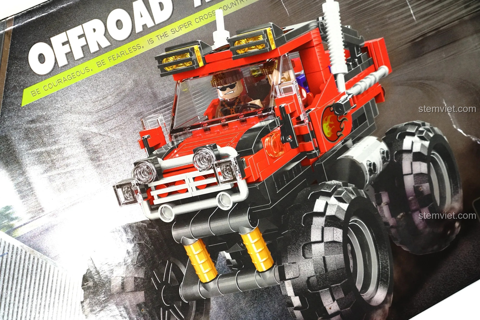 Góc nghiêng của hộp đồ chơi lắp ghép Xe Monster Truck XB 03025 cho thấy hiệu ứng 3D trên hình ảnh sản phẩm.