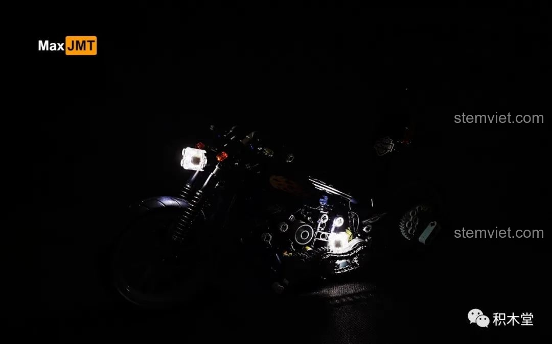 Hiệu ứng ánh sáng từ đèn pha và động cơ của mô hình Lucky Star 50024 trong bóng tối.