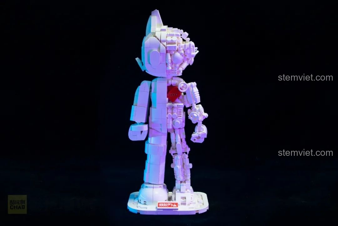 Mô hình Pantasy 86206 Astro Boy Artist dưới ánh sáng màu tím và xanh, tạo hiệu ứng nghệ thuật.