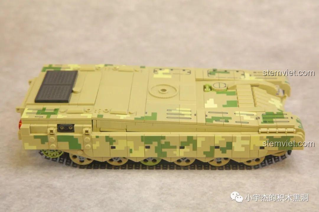 Thân xe tăng Type 99A 688002 đang được phủ lên lớp giáp với họa tiết camo in sẵn độc đáo.