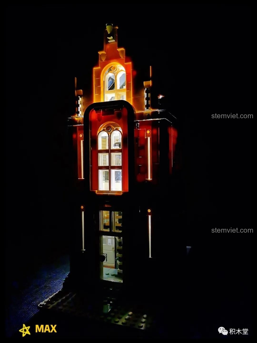 Mô hình Leier 10003 về đêm với hiệu ứng đèn LED dây, ánh sáng vàng ấm áp tỏa ra từ các ô cửa sổ.