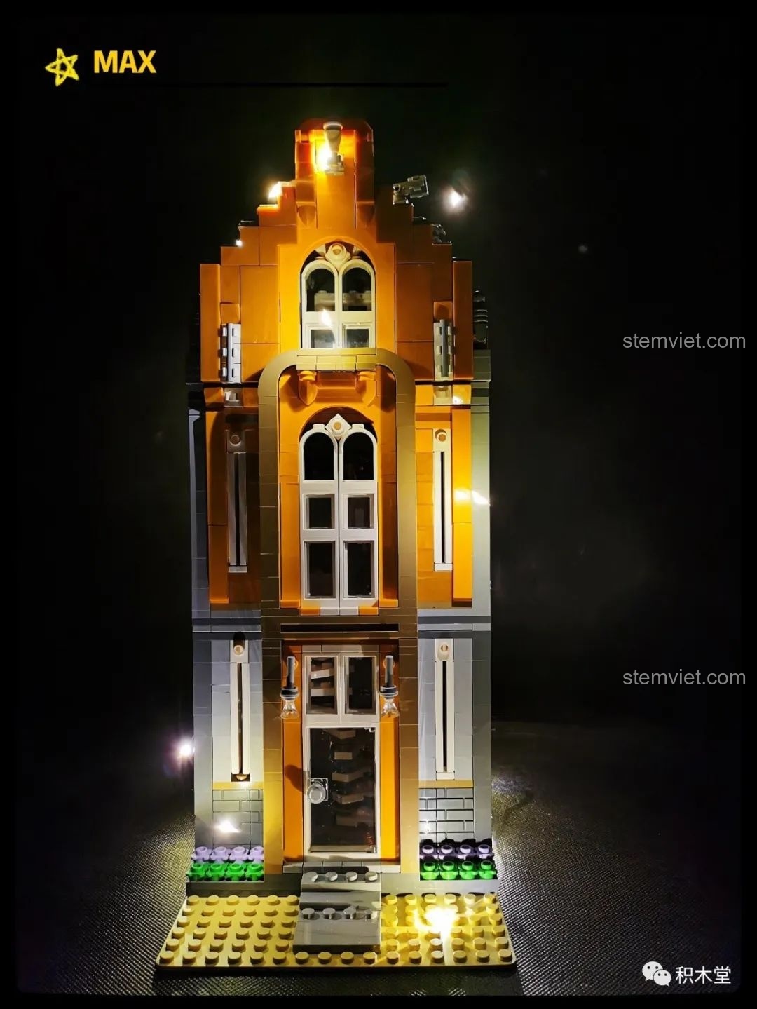 Toàn cảnh mô hình Leier 10003 về đêm với đèn LED và cột đèn đường được bật sáng, tạo nên một khung cảnh lãng mạn.