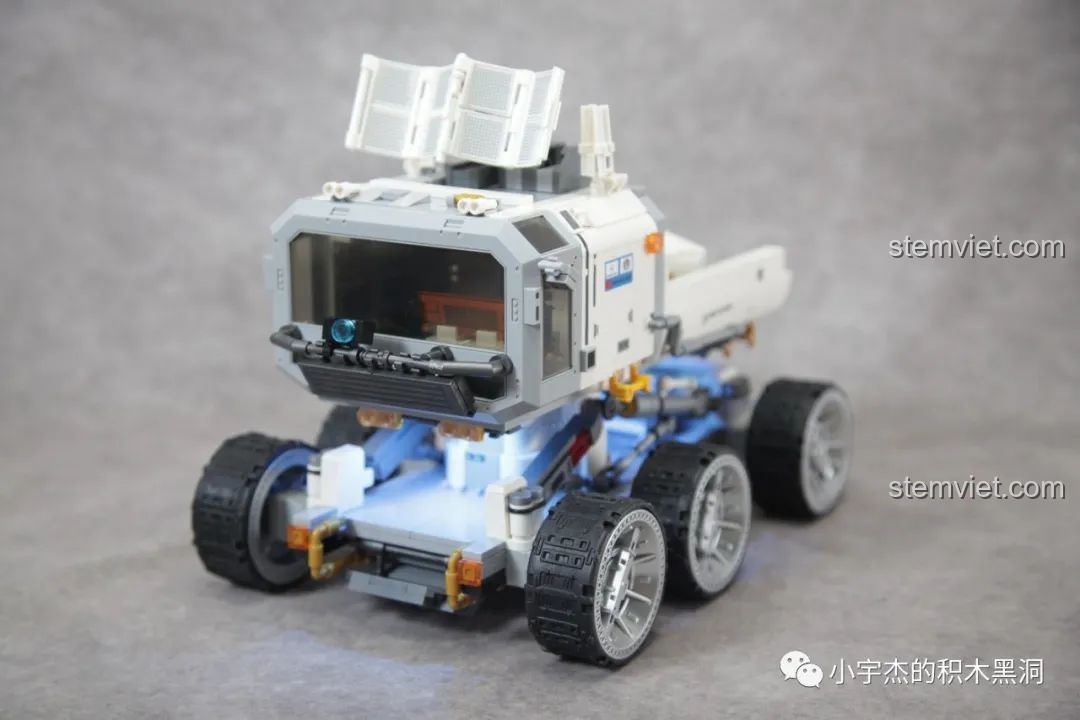 Góc nhìn từ phía sau của xe SEMBO 107105 khi đang bật đèn LED, khoe trọn thiết kế.