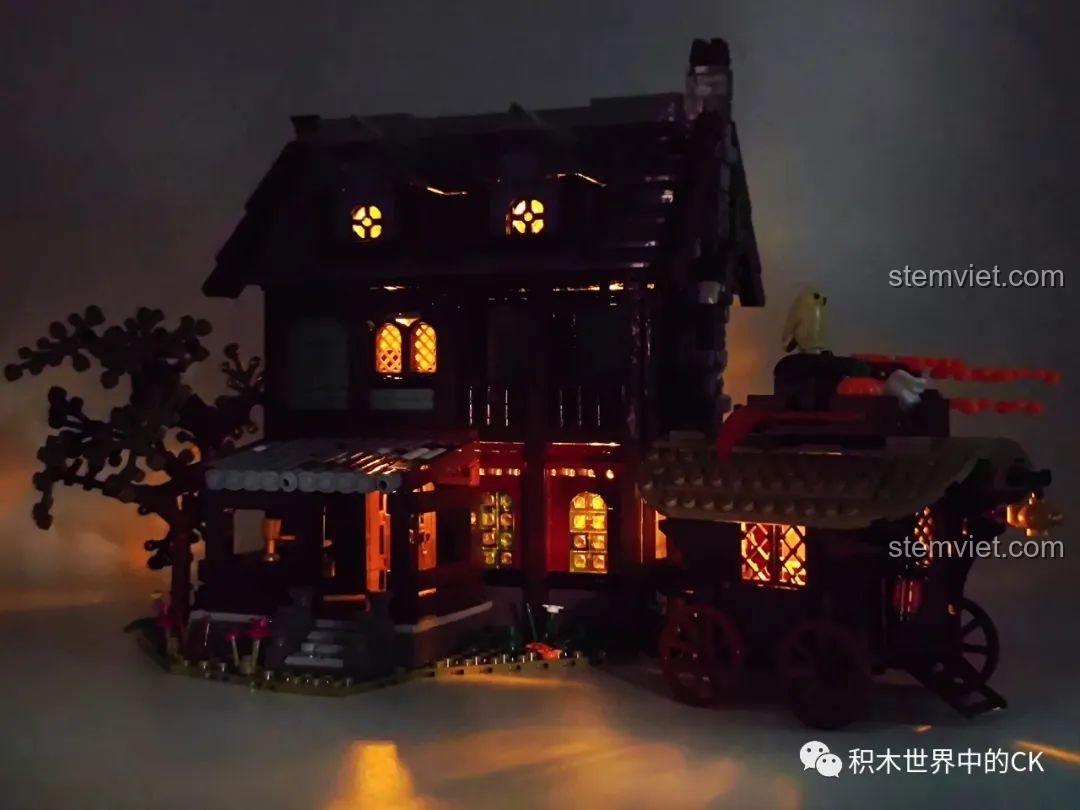 Mô hình Quán Trọ Trung Cổ JIESTAR 89148 được thắp sáng bằng đèn LED trong bóng tối, tạo hiệu ứng lung linh.