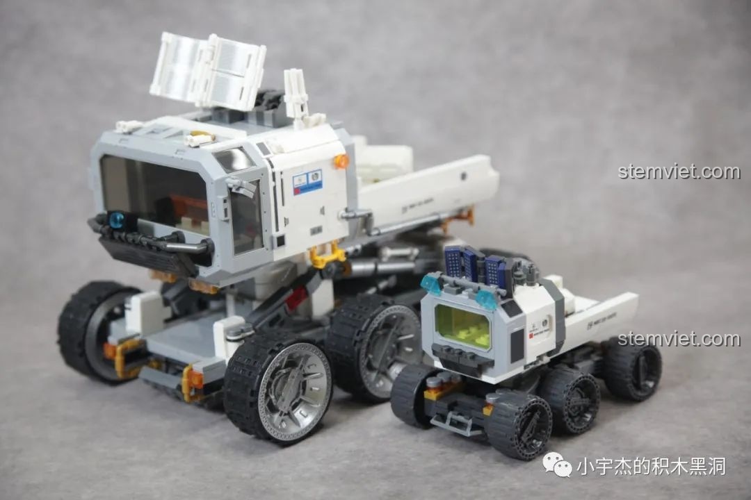 Mô hình Xe Vận Tải Mặt Trăng SEMBO 107105 với đèn LED màu xanh lam đang bật sáng.