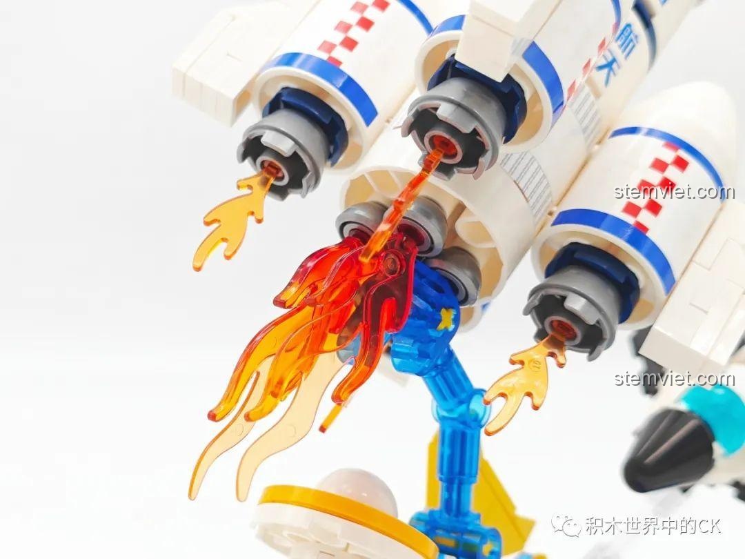 Chi tiết hiệu ứng lửa từ động cơ tên lửa Sembo 203355, sử dụng các mảnh ghép trong suốt màu cam và đỏ.