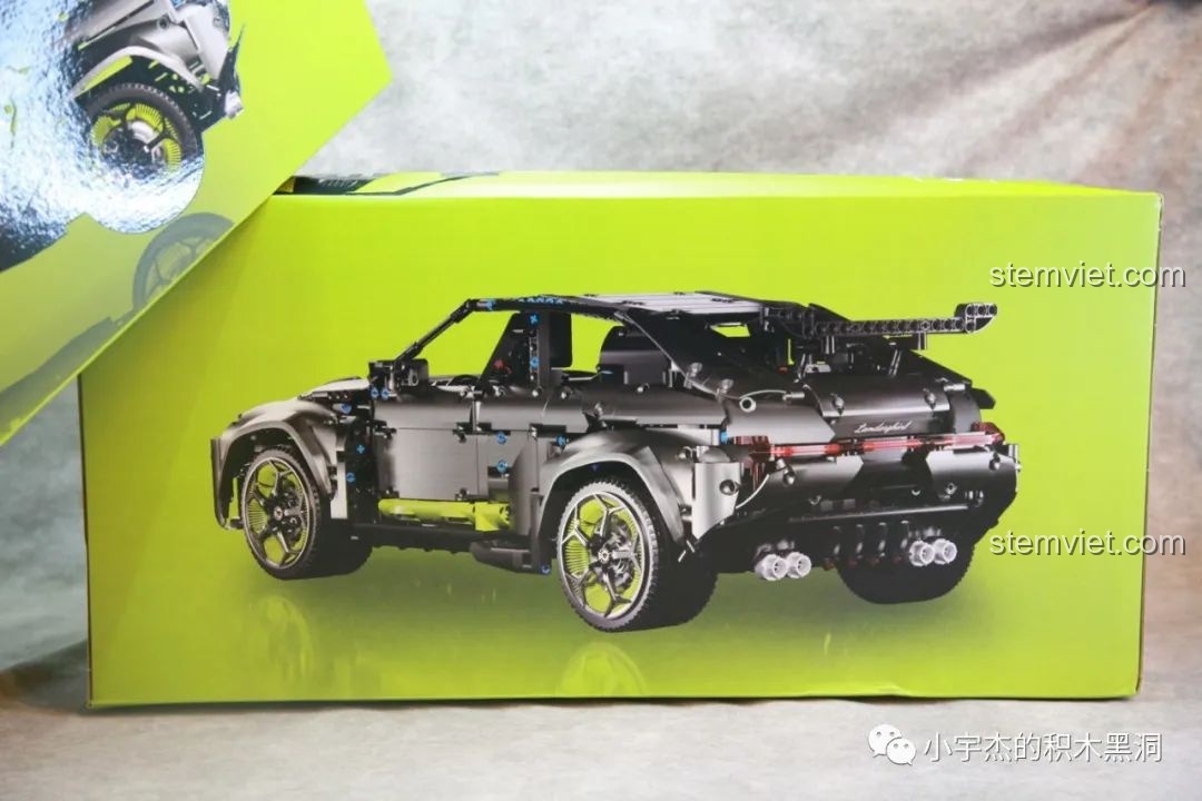 Hình ảnh khác của siêu xe Urus trên lớp hộp bên trong, tạo cảm giác khám phá khi unbox bộ đồ chơi 10511.