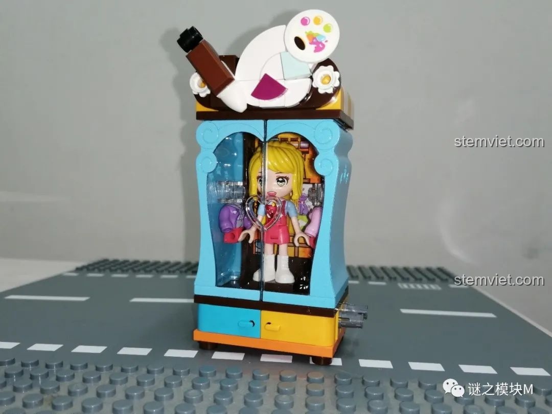 Tủ đồ của Họa sĩ UNA trong bộ đồ chơi QMAN 34011, trang trí bằng cọ vẽ và bảng màu.