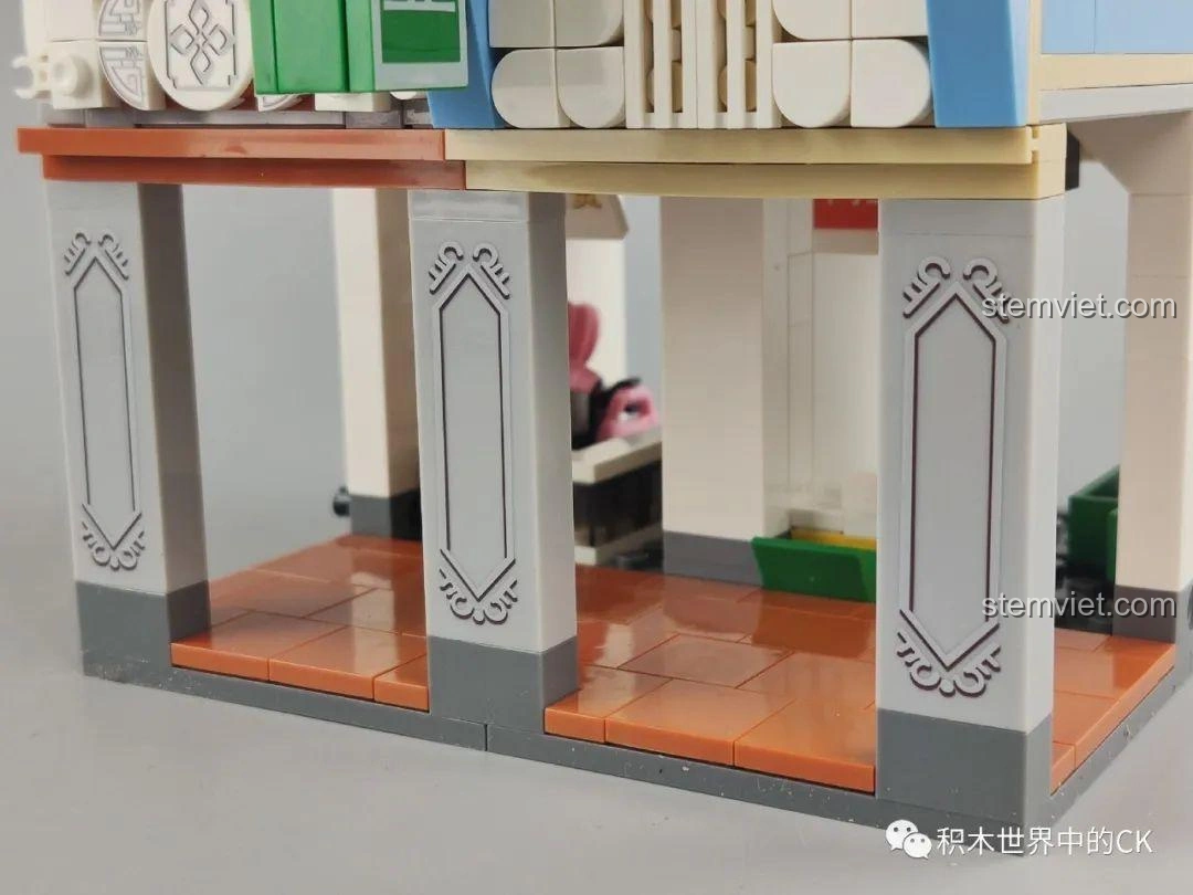 Cận cảnh cửa sổ và họa tiết trang trí trên tường của bộ lắp ghép WOMA C0336 Phố Cổ Kiến Trúc Qilou.