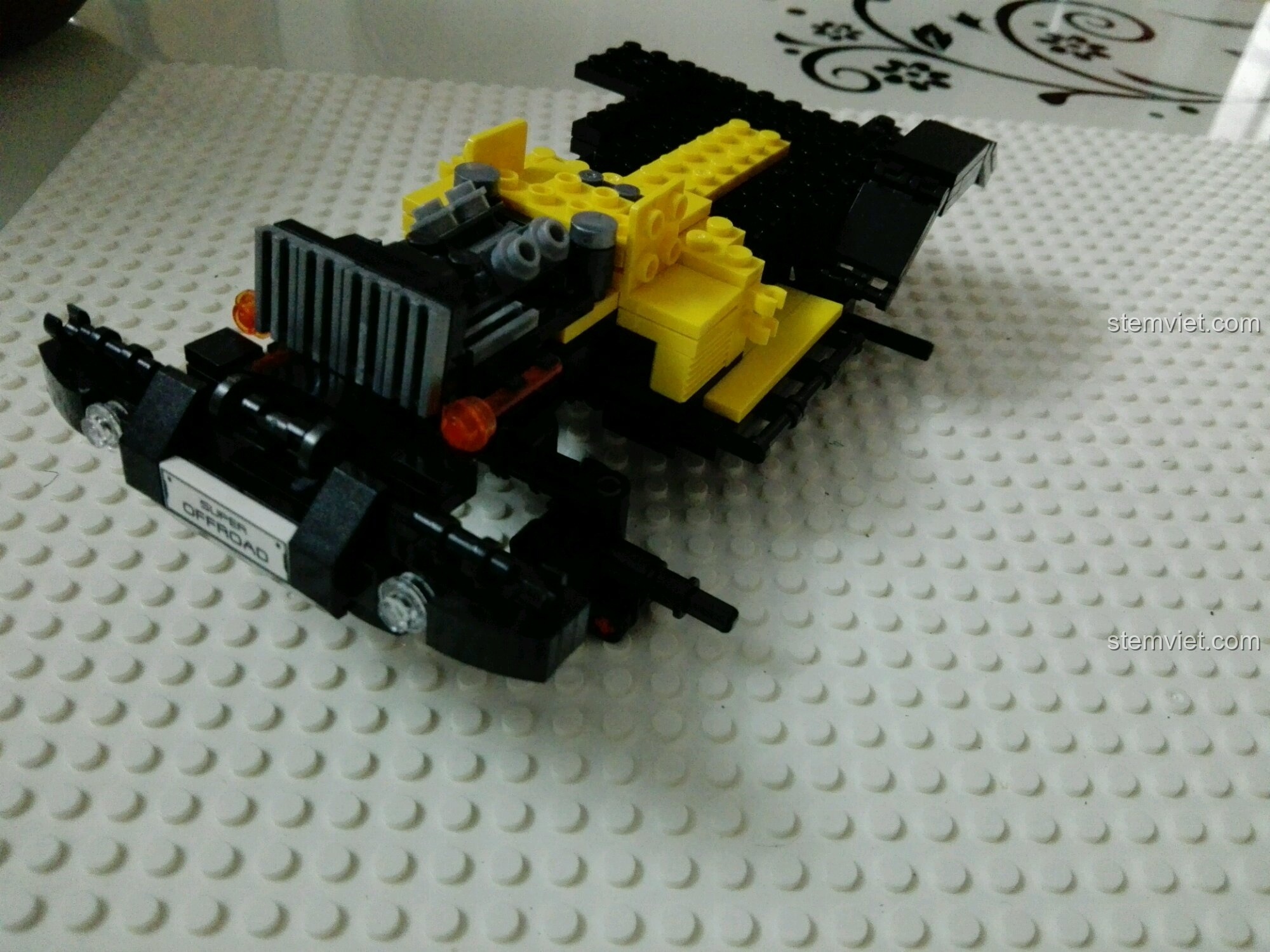 Hoàn thành bước 1 của bộ lắp ráp Mô hình xe Jeep 3024 siêu tiết kiệm, phần khung xe đã thành hình.