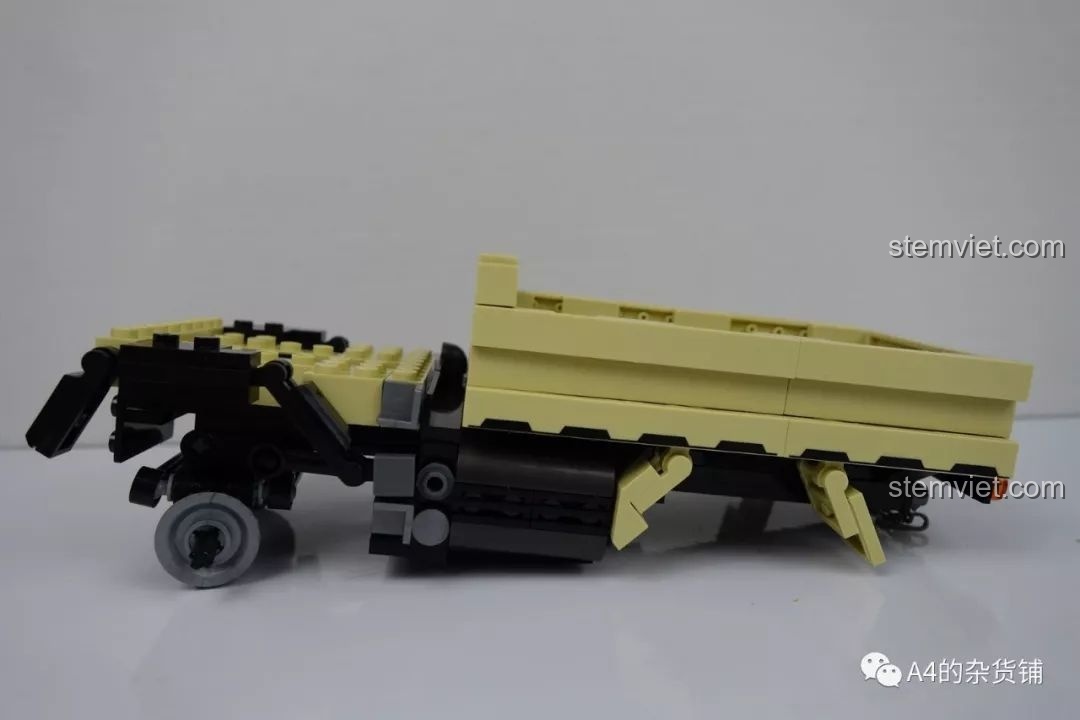 Hoàn thành bước 1 với phần thân sau và khung gầm của xe tải Unimog Xingbao.