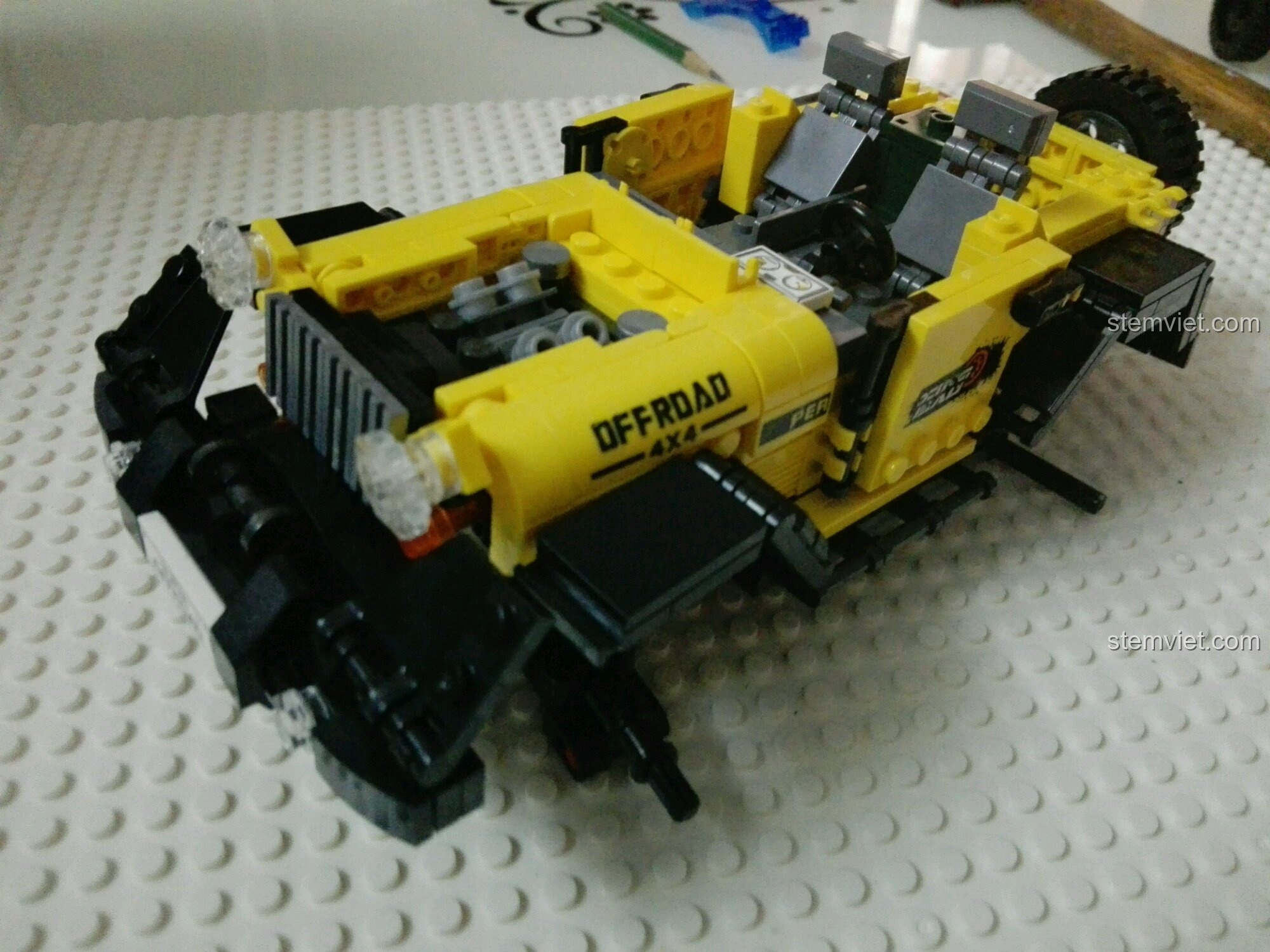 Hoàn thành bước 2 lắp ráp bộ đồ chơi xây dựng Xe Jeep địa hình Xingbao xịn giá rẻ, xe đã có thân và nội thất.