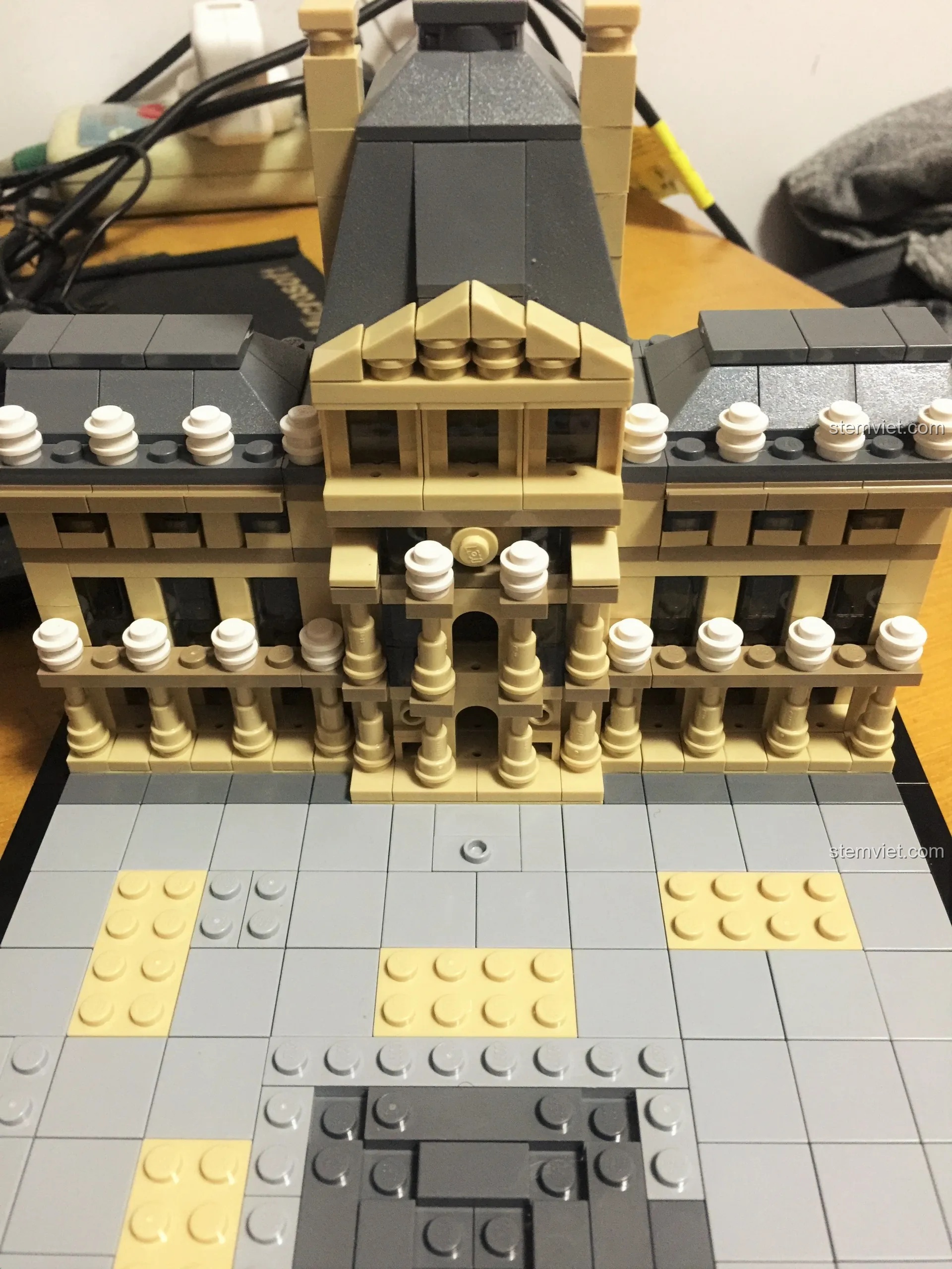 Phần cung điện của bộ LEGO Architecture 21024 Louvre đã được lắp ráp hoàn chỉnh, sẵn sàng cho phần kim tự tháp.
