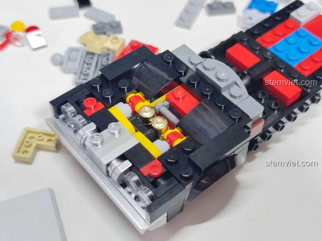 Chiếc xe Pinbo PB8801 Shadow Sprinter sau khi hoàn thành gói lắp ráp đầu tiên, với phần thân xe cơ bản đã hình thành.