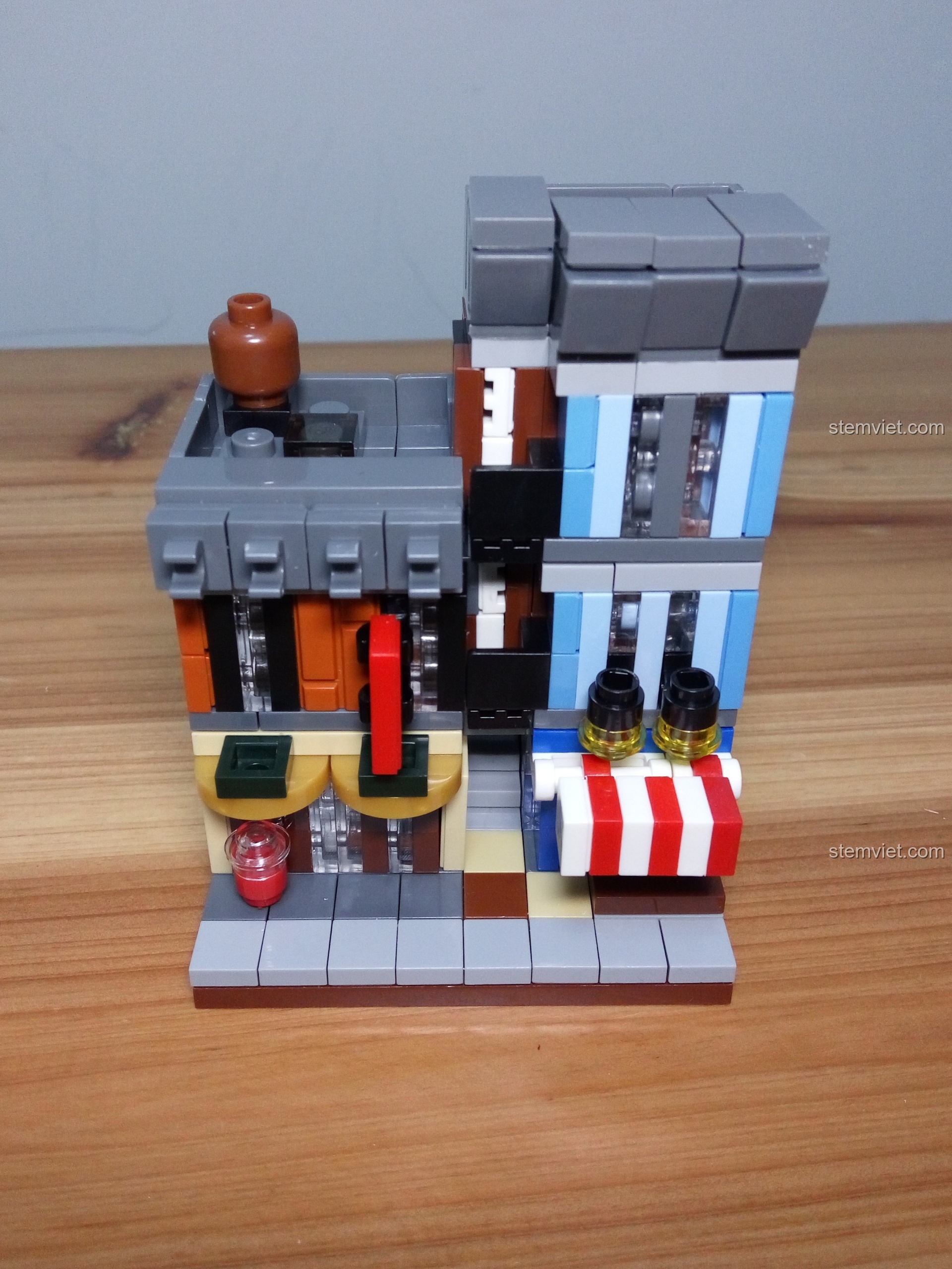 Mô hình Jisi 1115 hoàn thiện với tháp nước trên mái nhà. Nhận xét Jisi 1115 Văn phòng Thám tử mini chi tiết.