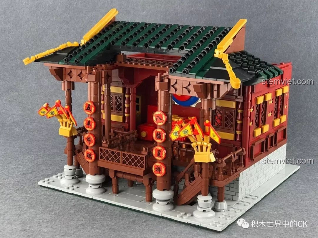Một phần mái nhà của mô hình Đại Hí Viện đã được lợp ngói xong, màu xanh đen ấn tượng.